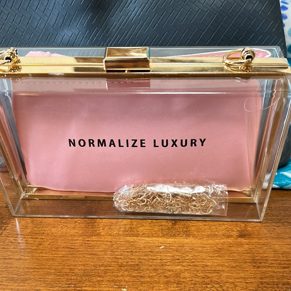 Izzy & Liv Normalize Luxury 2 Piece Acrylic Clutch  with Pink Wristlet. NWOT.